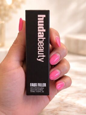 HUDA BEAUTY Faux Filler Extra Shine Lip Gloss - Mauve Pink